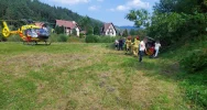 Mężczyzna przygnieciony przez ciągnik, wezwano LPR - zdjęcie 2