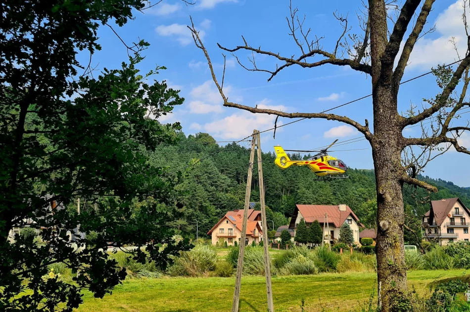 Mężczyzna przygnieciony przez ciągnik, wezwano LPR - zdjęcie 5