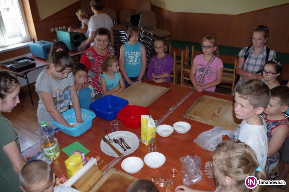 Wakacyjne zajęcia kulinarne w świetlicy w Kisielówce