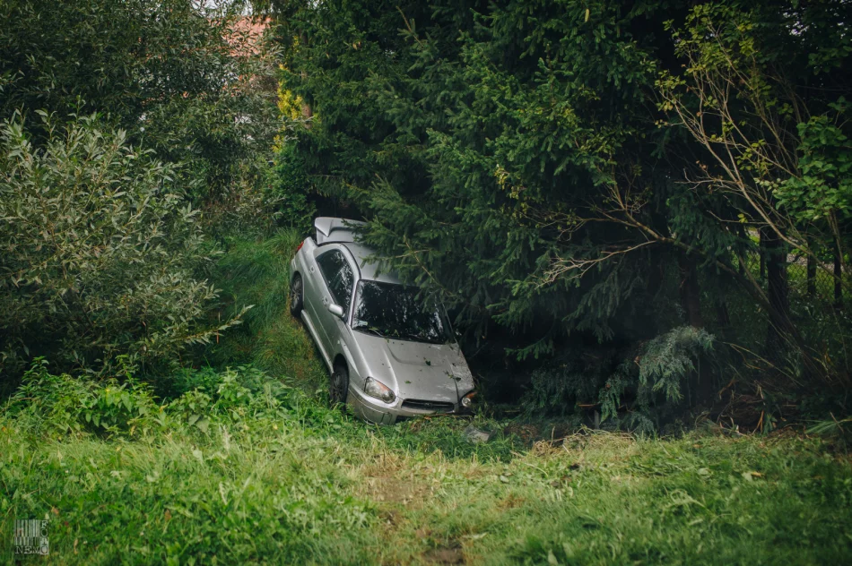 Subaru wypadło z drogi - zdjęcie 4