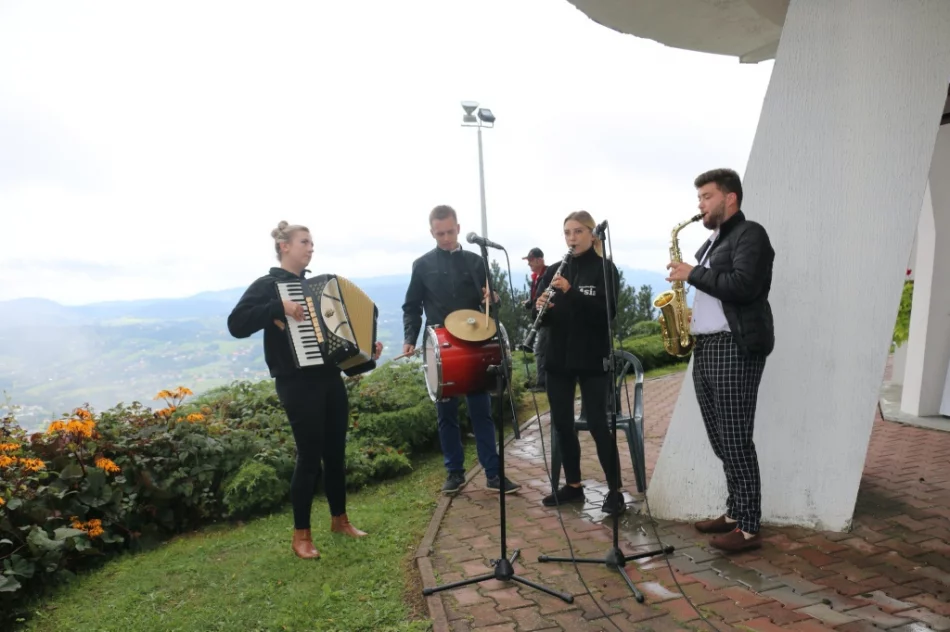 Turyści spotkali się mimo deszczowej aury - zdjęcie 2