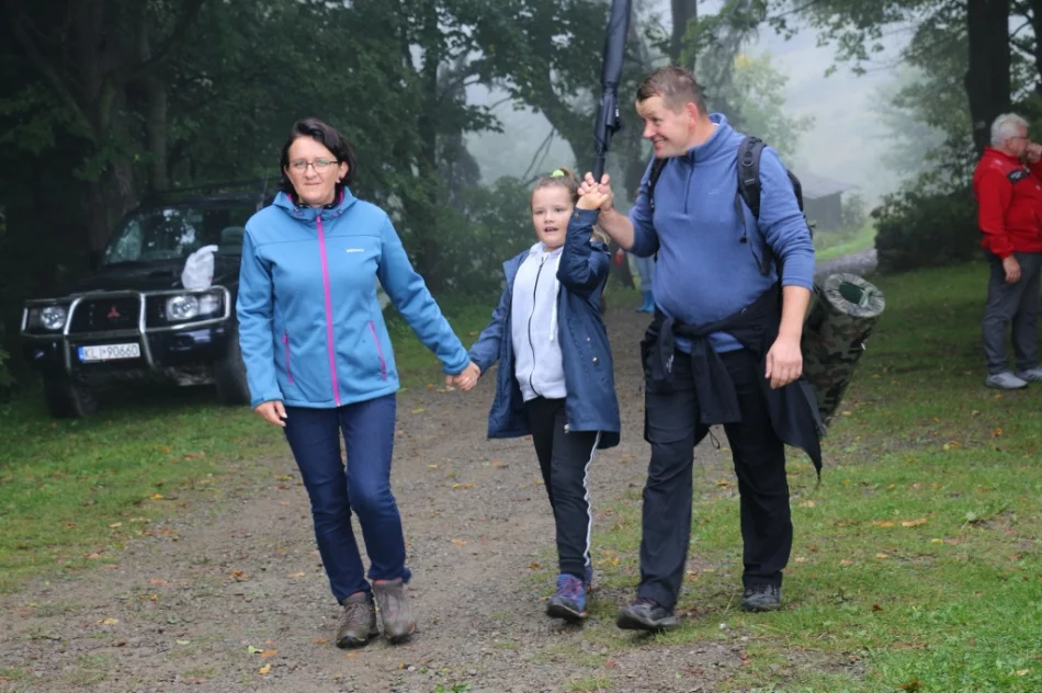 Turyści spotkali się mimo deszczowej aury - zdjęcie 4