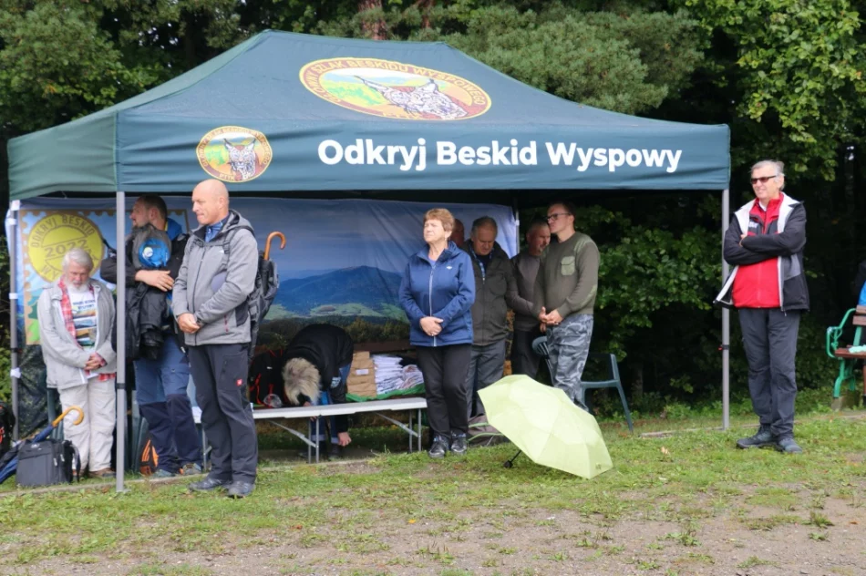 Turyści spotkali się mimo deszczowej aury - zdjęcie 9