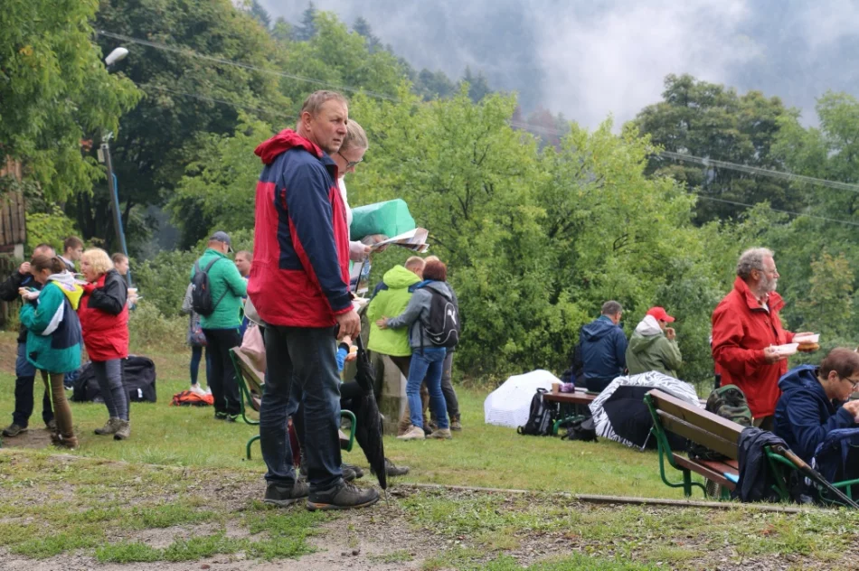 Turyści spotkali się mimo deszczowej aury - zdjęcie 10