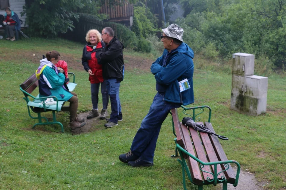 Turyści spotkali się mimo deszczowej aury - zdjęcie 14