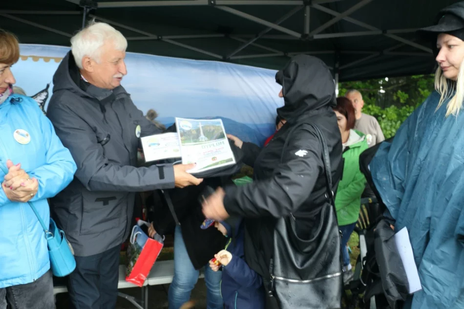 Turyści spotkali się mimo deszczowej aury - zdjęcie 20