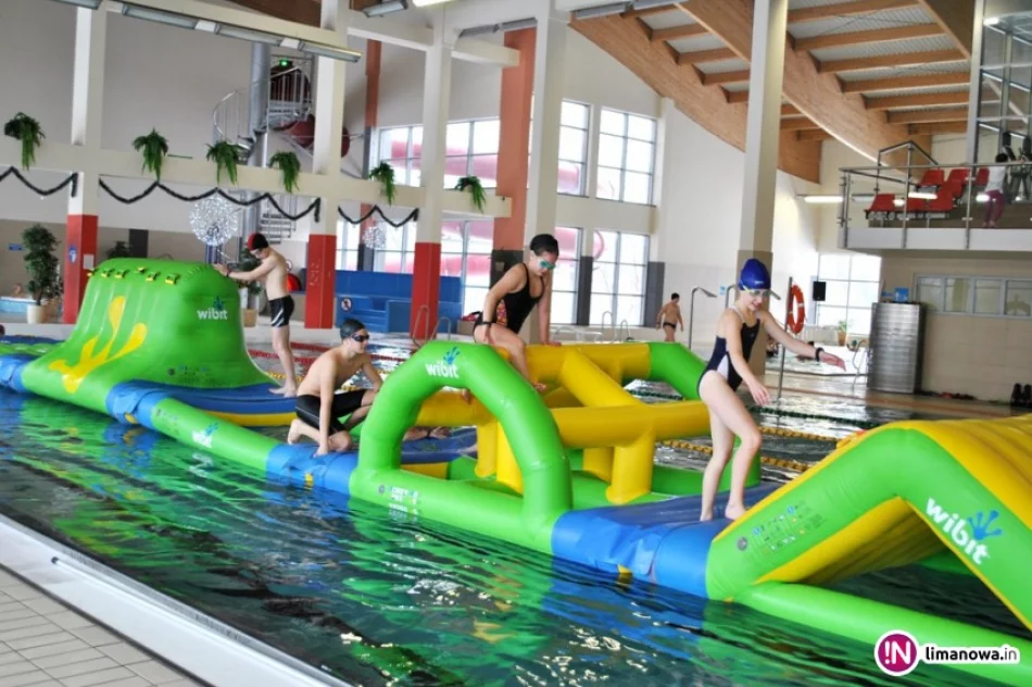 Wodny tor przeszkód WIBIT na Pływalni Limanowskiej - zdjęcie 2