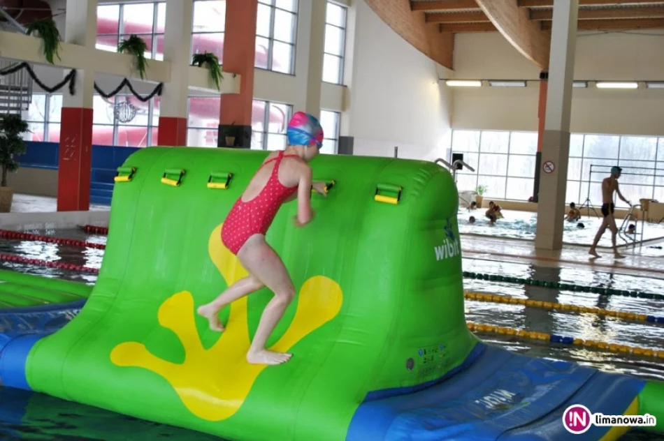 Wodny tor przeszkód WIBIT na Pływalni Limanowskiej - zdjęcie 3