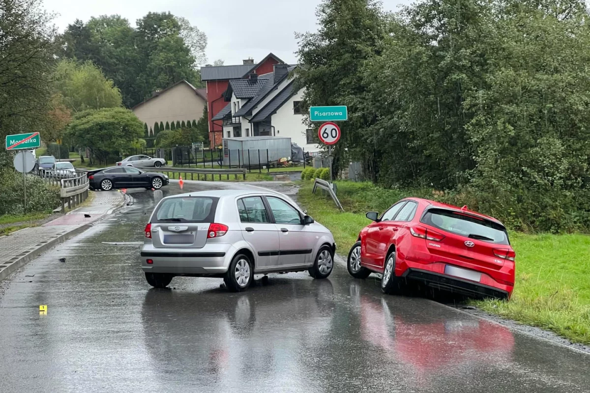 Zderzenie trzech pojazdów na "powiatówce"