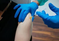 Wirusolog: Nie ma znaczenia, którą wersją nowej szczepionki przeciw COVID-19 się zaszczepimy - zdjęcie główne