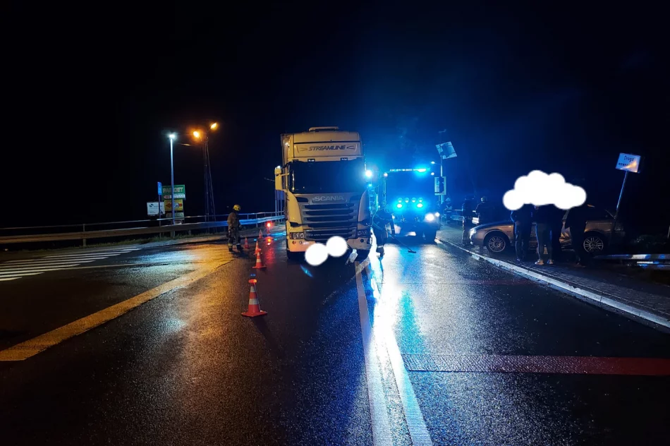 Zderzenie osobówki z ciężarówką - zdjęcie 2