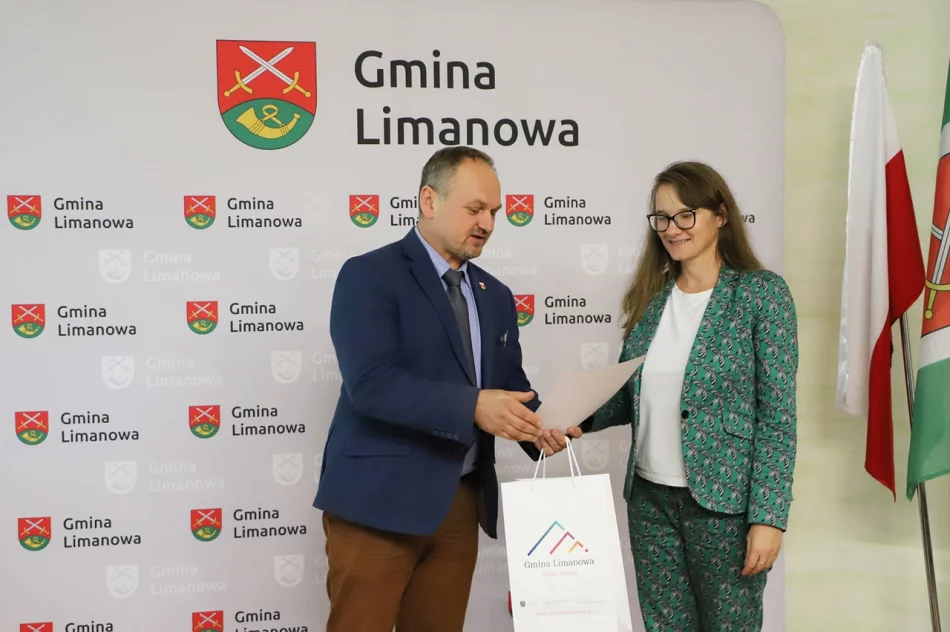 Wręczenie nagród w konkursie plastycznym z okazji 30-lecia Gminy Limanowa - zdjęcie 17