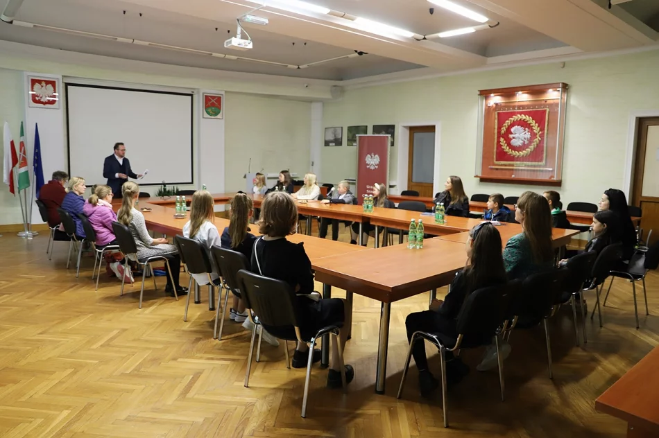 Wręczenie nagród w konkursie plastycznym z okazji 30-lecia Gminy Limanowa - zdjęcie 2