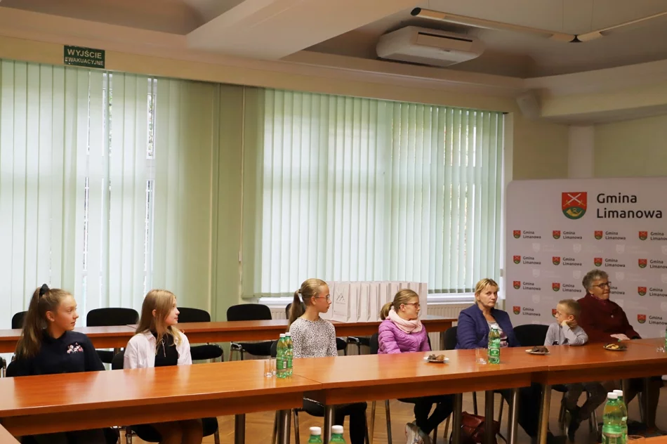Wręczenie nagród w konkursie plastycznym z okazji 30-lecia Gminy Limanowa - zdjęcie 4