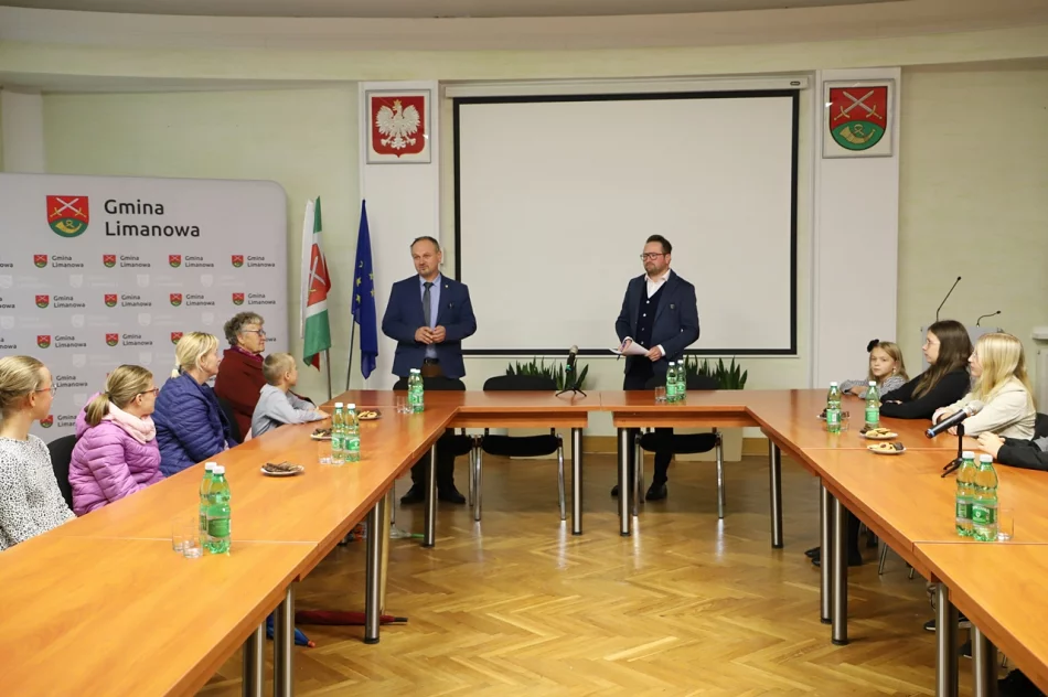 Wręczenie nagród w konkursie plastycznym z okazji 30-lecia Gminy Limanowa - zdjęcie 5