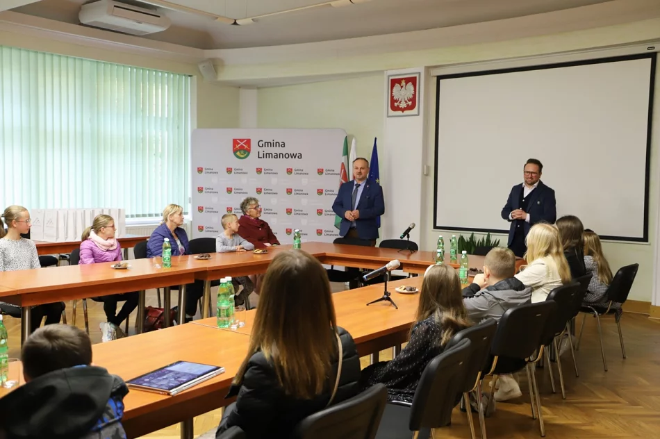 Wręczenie nagród w konkursie plastycznym z okazji 30-lecia Gminy Limanowa - zdjęcie 6