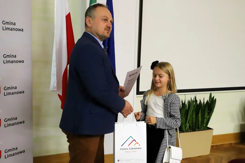 Wręczenie nagród w konkursie plastycznym z okazji 30-lecia Gminy Limanowa - zdjęcie 7