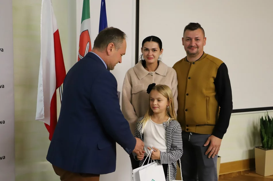 Wręczenie nagród w konkursie plastycznym z okazji 30-lecia Gminy Limanowa - zdjęcie 8