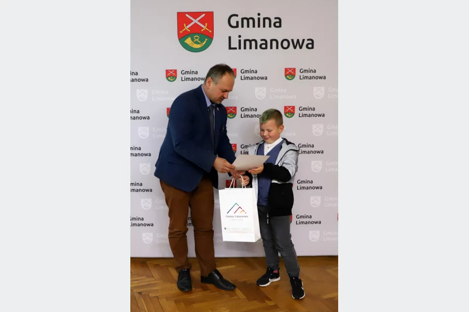 Wręczenie nagród w konkursie plastycznym z okazji 30-lecia Gminy Limanowa - zdjęcie 10