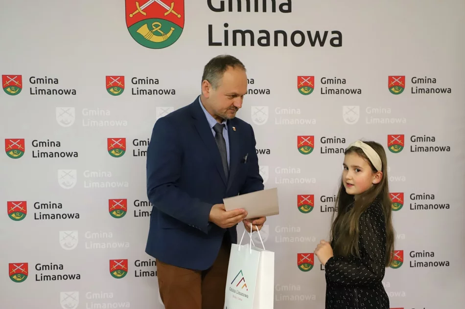 Wręczenie nagród w konkursie plastycznym z okazji 30-lecia Gminy Limanowa - zdjęcie 12