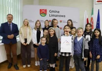 Wręczenie nagród w konkursie plastycznym z okazji 30-lecia Gminy Limanowa - zdjęcie główne