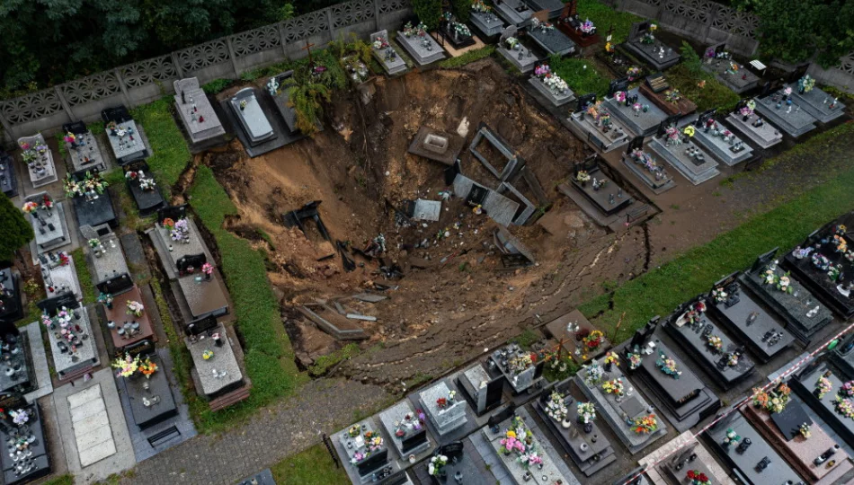 Małopolskie: rozpoczęło się zasypywanie zapadliska na cmentarzu w Trzebini - zdjęcie 1