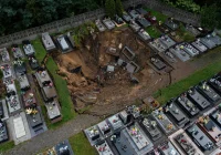 Małopolskie: rozpoczęło się zasypywanie zapadliska na cmentarzu w Trzebini - zdjęcie główne