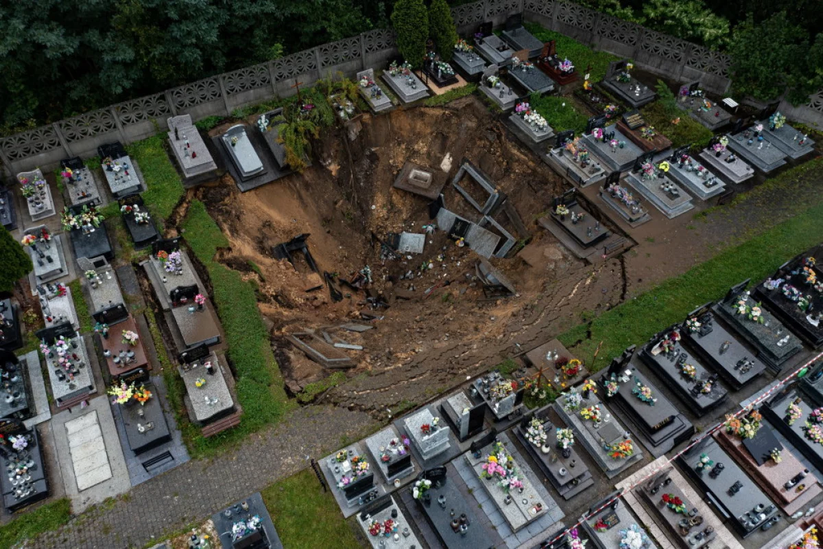 Małopolskie: rozpoczęło się zasypywanie zapadliska na cmentarzu w Trzebini