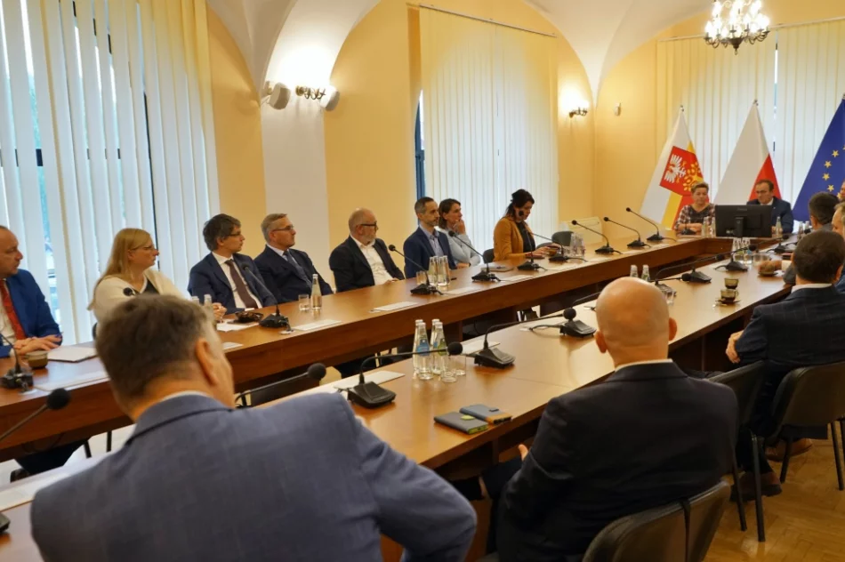 Wiceminister o trudnej sytuacji. "Pomóc ludziom przetrwać zimę" - zdjęcie 4