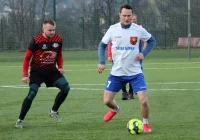 Lider poległ w meczu na szczycie, ale nadal prowadzi - zdjęcie główne