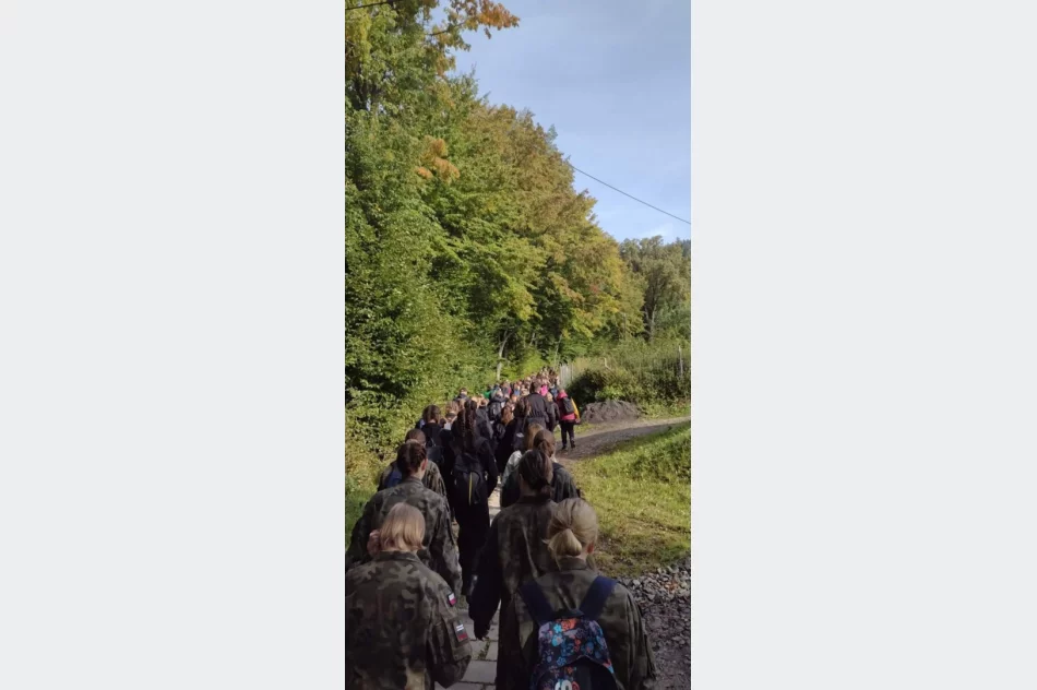 Rajd dla młodzieży z okazji ważnej rocznicy - zdjęcie 17