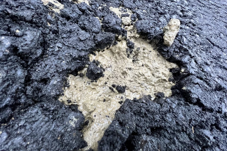 CBA w Urzędzie Gminy. A na czymś takim położono nowy asfalt - zdjęcie 8