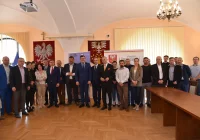 Samorządowcy będą rządzić pół roku dłużej - Sejm przyjął ustawę - zdjęcie główne