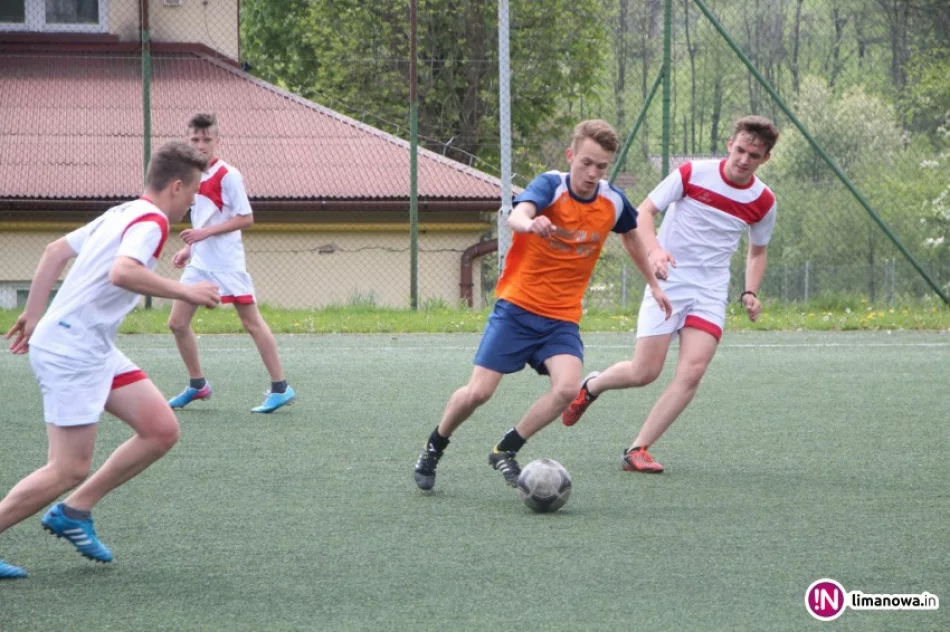Stara Wieś I obrońcą tytułu Mistrza Gminy w „6-tkach” piłkarskich! - zdjęcie 2
