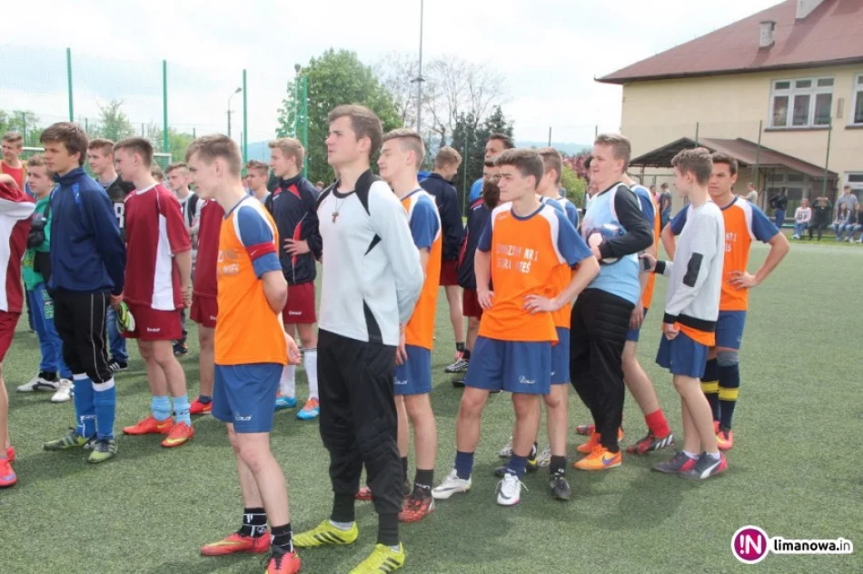 Stara Wieś I obrońcą tytułu Mistrza Gminy w „6-tkach” piłkarskich! - zdjęcie 3