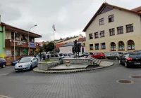 Miejsce przy pomniku znów stało się parkingiem - zdjęcie główne