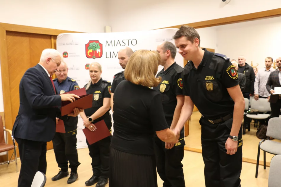  Podziękowania dla strażników z okazji 30-lecia działalności Straży Miejskiej w Limanowej - zdjęcie 10