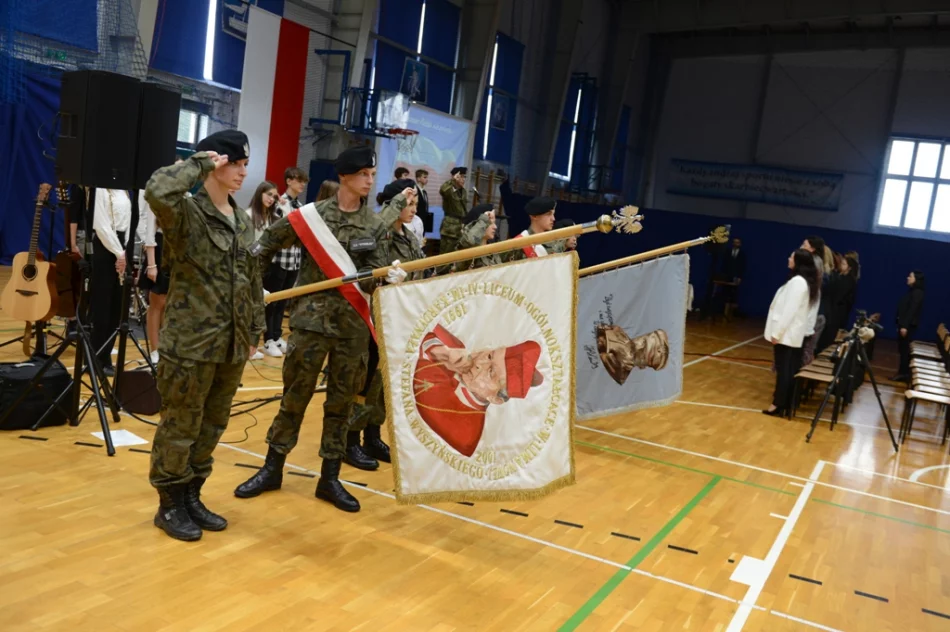 Ponad 500 pierwszoklasistów ślubowało w szkole - zdjęcie 2