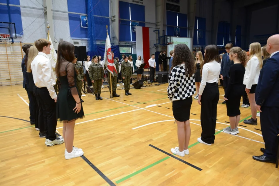 Ponad 500 pierwszoklasistów ślubowało w szkole - zdjęcie 11