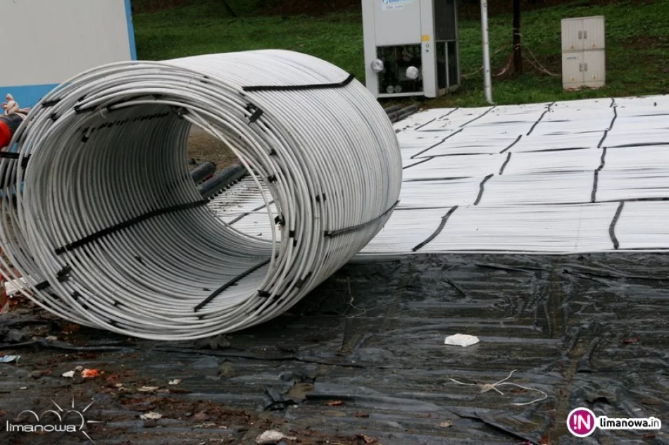 Trwa demontaż limanowskiego lodowiska - zdjęcie 2