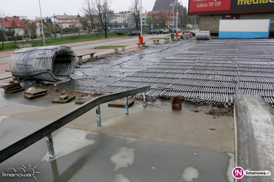 Trwa demontaż limanowskiego lodowiska - zdjęcie 3