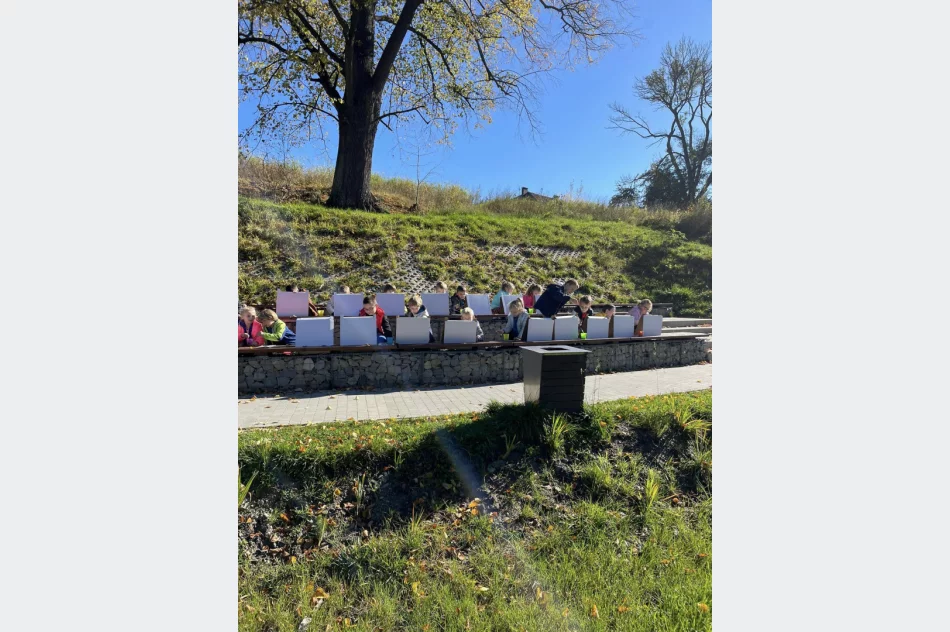 Przedszkolaki z Miejskiego Przedszkola nr 1 wzięły udział w „Jesiennym plenerze malarskim” - zdjęcie 7