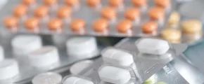 Badanie: lekarze przyjmujący pieniądze i prezenty od firm farmaceutycznych częściej przepisują leki - zdjęcie główne