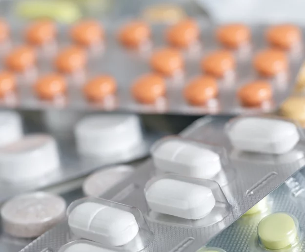 Badanie: lekarze przyjmujący pieniądze i prezenty od firm farmaceutycznych częściej przepisują leki - zdjęcie główne