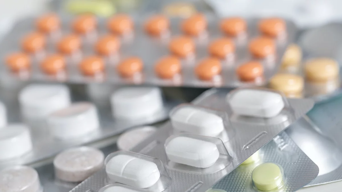 Badanie: lekarze przyjmujący pieniądze i prezenty od firm farmaceutycznych częściej przepisują leki