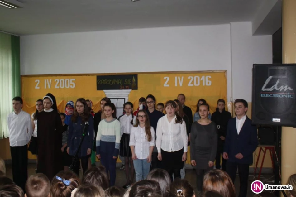 Spektakl „Okna naszych serc” upamiętniający Papieża Polaka w ZS nr 1 w Męcinie - zdjęcie 2