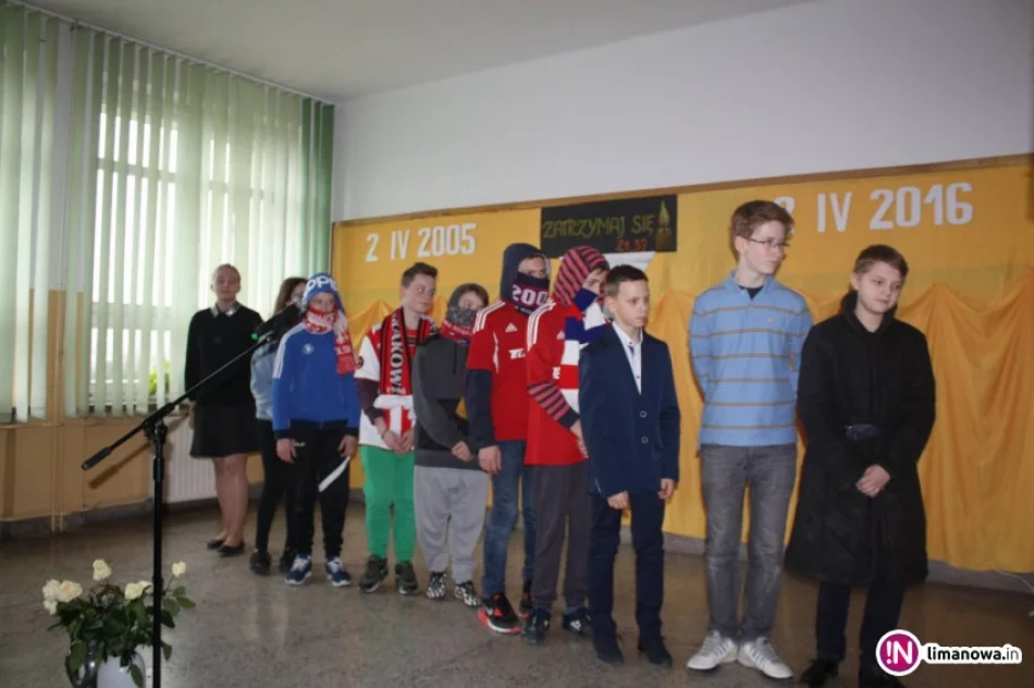 Spektakl „Okna naszych serc” upamiętniający Papieża Polaka w ZS nr 1 w Męcinie - zdjęcie 3