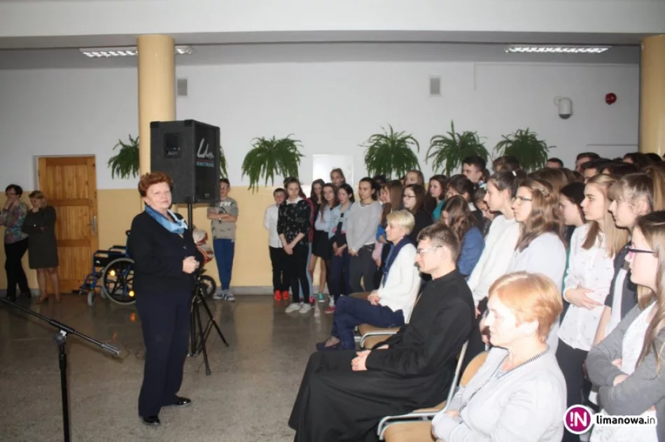 Spektakl „Okna naszych serc” upamiętniający Papieża Polaka w ZS nr 1 w Męcinie - zdjęcie 4