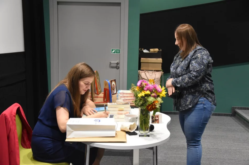 Pisarka spotkała się z czytelnikami - zdjęcie 10