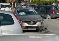 Droga w centrum zablokowana po zderzeniu aut - zdjęcie główne